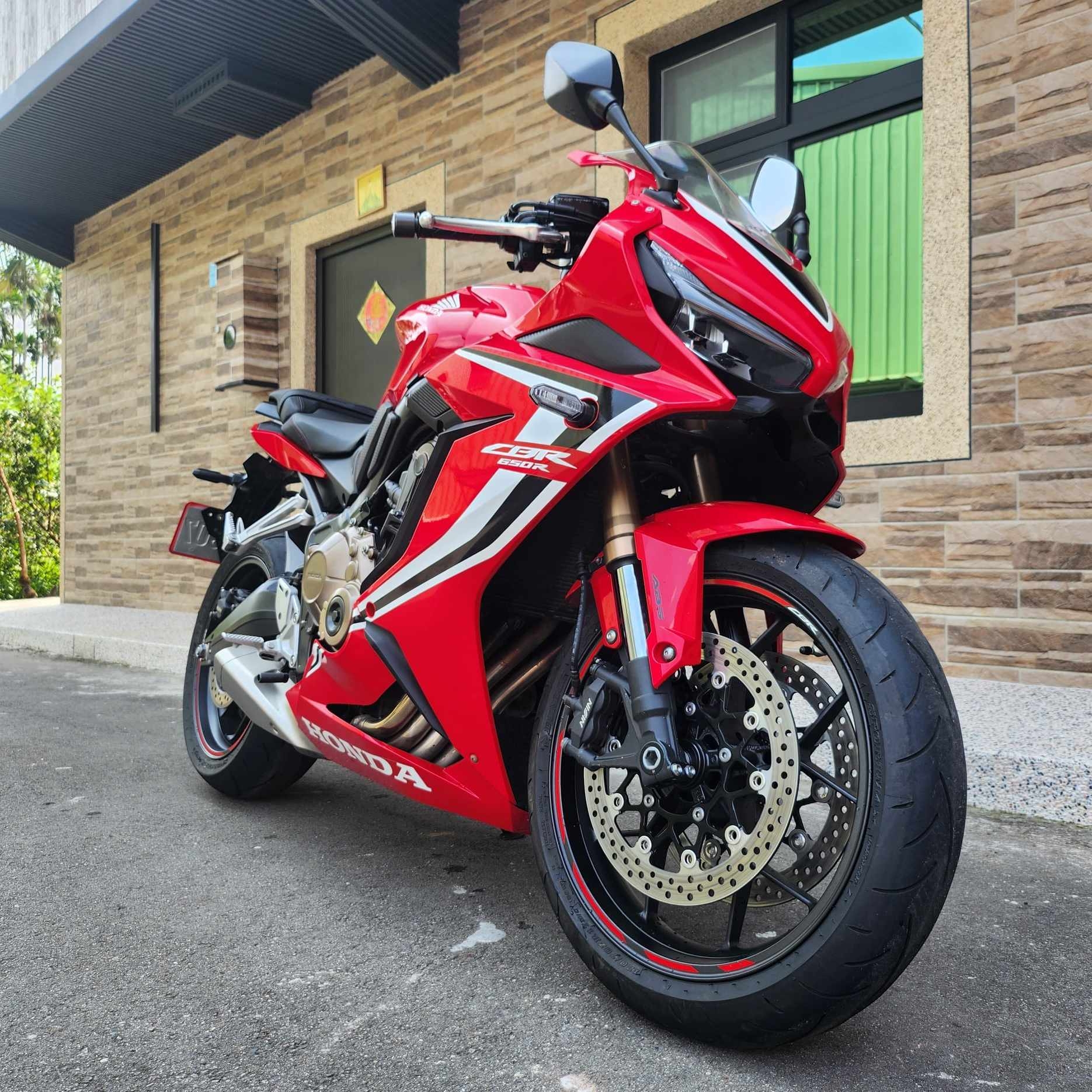 HONDA CBR650R激情烈紅